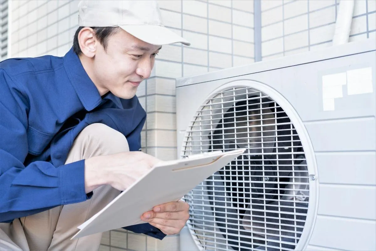 エアコンの室外機をクリーニング！メンテナンス法や効果を得るための秘訣を紹介